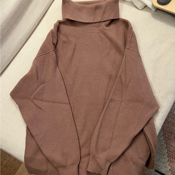 Free People softly structured Oversized turtle neck sweater - Picture 2 of 2